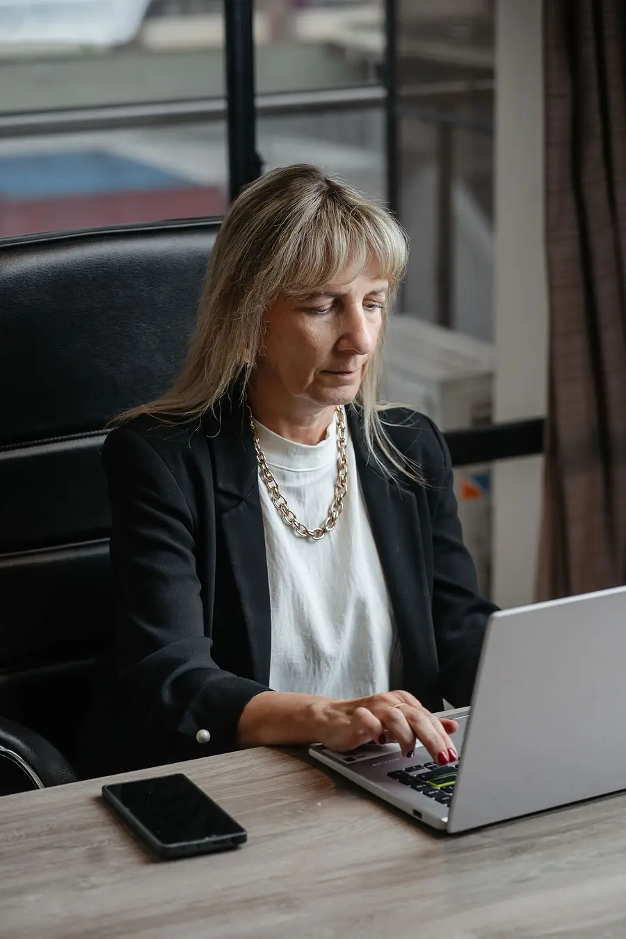 Dra. Daniela Rubinstein trabajando en un caso
